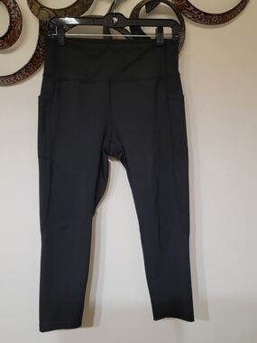 Downtown Motion Black High-Waist Athletic Capri Leggings